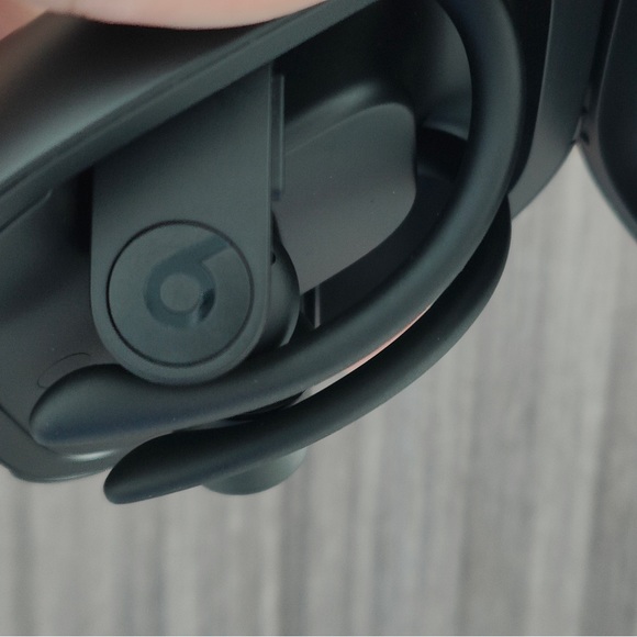 New Beats Powerbeats Pro Wireless Earbuds black - Picture 2 of 5